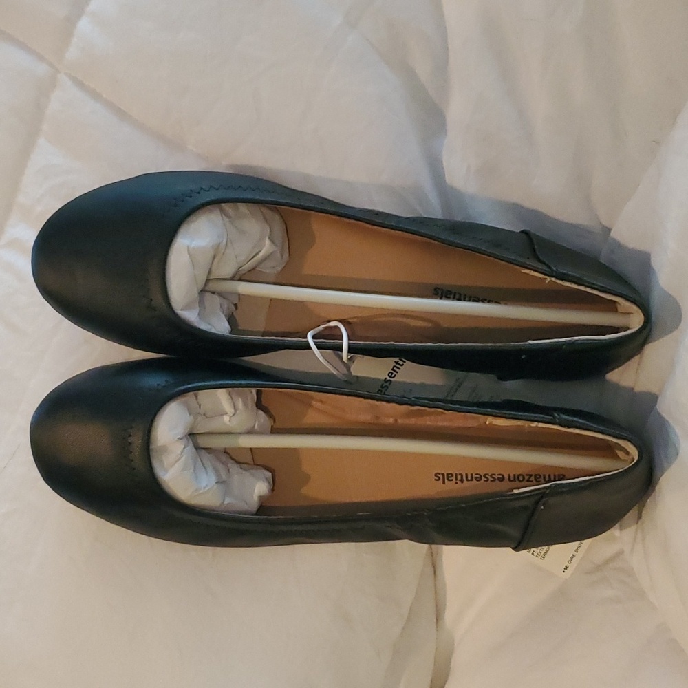 AMAZON ESSENTIALS  SIZE 8 BALLET FLAT BLACK